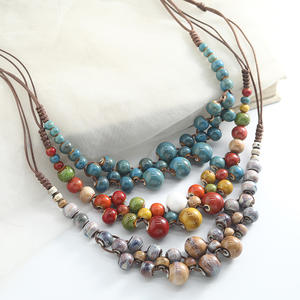 Collar con colgante de cerámica y cuentas estilo bohemio, accesorio de ropa para mujer, cadena de eslabones colorida y moderna, joyería decorativa de diseño exclusivo. - Product Image 1