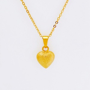 Collar <span class=keywords><strong>de</strong></span> cadena cubana <span class=keywords><strong>de</strong></span> cobre con colgante grueso chapado en oro <span class=keywords><strong>de</strong></span> 18 quilates con corazón impermeable Z H, regalo unisex, cadena para clavícula - Product Image 3