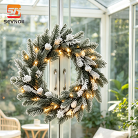 Guirlande de Noël pré-éclairée pour porte d'entrée, guirlande floquée avec des cônes de pin givrés et des lumières LED chaudes pour la décoration murale de la cheminée pendant les fêtes