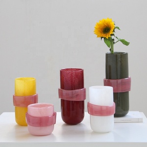 <span class=keywords><strong>Vaso</strong></span> in Vetro Cilindrico Bicolore Moderno e Vivace con Effetto Fascia Rosa in Rilievo <span class=keywords><strong>per</strong></span> Decorazioni Casa e Matrimonio, Centrotavola Minimalista - Product Image 1