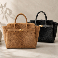 Sac trapèze en peluche à texture douce, sac fourre-tout tendance pour femme avec bandoulière, idéal pour les tenues d'automne - Fournisseur de sacs