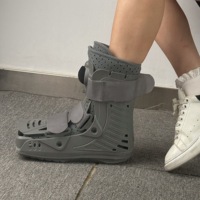 Botte de marche Kangda grise 2026 à prix réduit, en mousse plastique respirante, protecteur de cheville et de pied pour le traitement des blessures