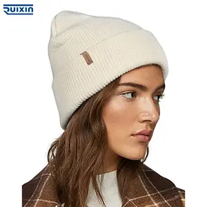 Дизайнерская модная разноцветная плюшевая вязаная шапка с логотипом на заказ, теплая зимняя шапка