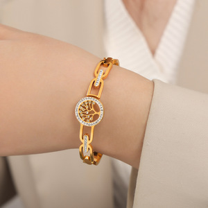 <span class=keywords><strong>Bracelet</strong></span> manchette minimaliste en acier inoxydable plaqué <span class=keywords><strong>or</strong></span> 18 carats avec motif Arbre de Vie et zircons cubiques - Product Image 5