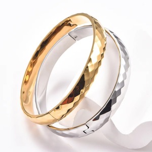 Bracelet martelé en acier inoxydable plaqué or 18 carats, coupe diamant, facetté, minimaliste, bijoux inaltérables - Product Image 1