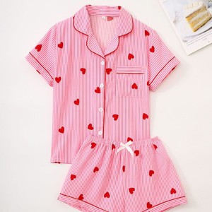 Dames crêpe pyjamaset met bubbelstructuur, overhemd met korte mouwen en knoopsluiting, elastische taille, korte broek, roze streep, nachtkleding met hartprint - Product Image 1