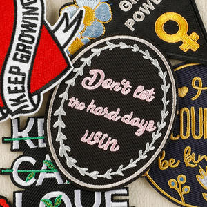 Parche de Bordado Personalizado con Logotipo de Letra Personalizada en Forma de Corazón Irregular de Tamaño Pequeño a Buen Precio, para Planchar en la Ropa - Product Image 3