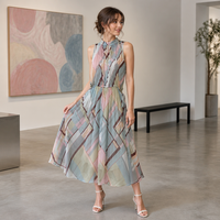 Robe de style vacances à col halter - Nouveauté été 2026 : longue robe en mousseline de soie à carreaux et volants