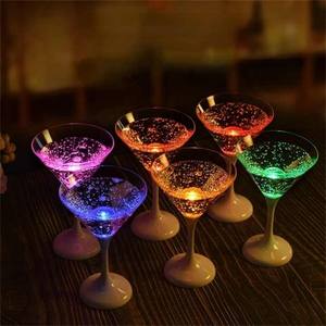 Verres à cocktail <span class=keywords><strong>Martini</strong></span> lumineux à LED uniques qui brillent dans le noir Fournitures de fête Tasse de fête à boisson activée - Product Image 1