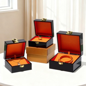 กล่องใส่เครื่องประดับทองคำพรีเมียมแบบกำหนดเอง กล่องเครื่องประดับเคลือบเงาแบบเปียโน สำหรับแหวน กำไล จี้  กล่องทองคำสามกล่อง บรรจุภัณฑ์กล่องของขวัญเครื่องประดับ - Product Image 4