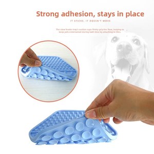 Alfombrilla de silicona ecológica cuadrada para perros, comedero lento con ventosa para aliviar la ansiedad y relajar durante el baño - Product Image 4