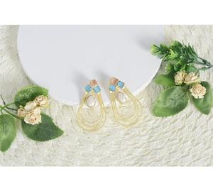 Pendientes de Aro Dobles para Mujer, Joyería Elegante y Moderna con Diseño Entrelazado, Accesorio Ligero y Estilizado para Uso Diario y Ocasiones Especiales - Product Image 1