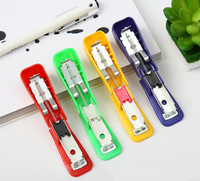 Vente directe du fabricant Agrafeuse manuelle miniature de couleur unie Portable Agrafes n°10 pour la papeterie scolaire