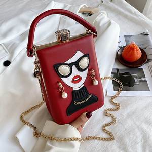 Sac à main modèle 2026 en matériau PU. La doublure est en polyester et est décorée d'une chaîne.282 - Product Image 6