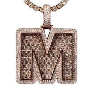 จี้เพชรโมอิสซาไนต์ทรงบาแกตต์แบบสั่งทำพิเศษ ชุบทองคำชมพู เงินแท้ 925 ผ่านการทดสอบ GRA พร้อมตัวอักษรประดับเพชร - Product Image 3