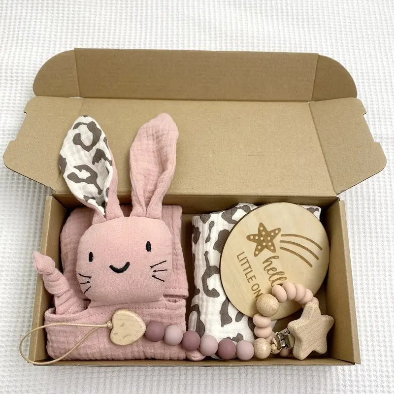 Online Hot Selling Baby Cadeau Set 100% Biologisch Katoen Mousseline Bunny Dekbed Speelgoed Houten Mijlpaal Kaarten Bijpassende Bib Cadeau Set