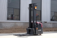 Apilador Eléctrico de 3t (3000kg) con Plataforma para Operador, 5m de Elevación, para Uso Industrial en Almacenes, con Batería de Litio de 80V, para Pasillos de 3m