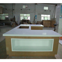 Comptoir de buffet commercial moderne en contreplaqué et surface solide Corian pour restaurant