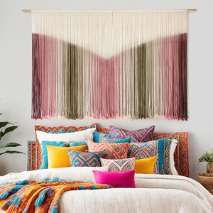 Tapisserie murale en macramé moderne minimaliste neutre au-dessus du lit, fil teinté en tie-dye rose, 57x35 pouces - Product Image 3