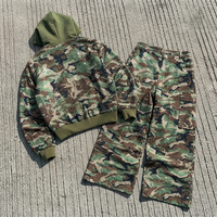 Ensemble survêtement unisexe streetwear personnalisé camouflage oversize baggy coupe courte zippé avec imprimé paillettes et sequins, veste bomber et pantalon cargo