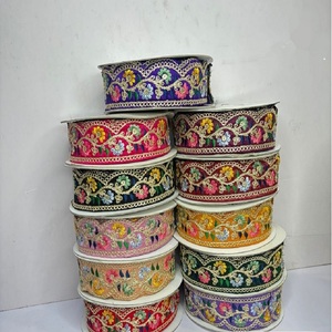 Sarees complexes conçus sur mesure pour les vêtements de mariée Techniques de broderie traditionnelles des artisans qualifiés Style fantaisie - Product Image 1