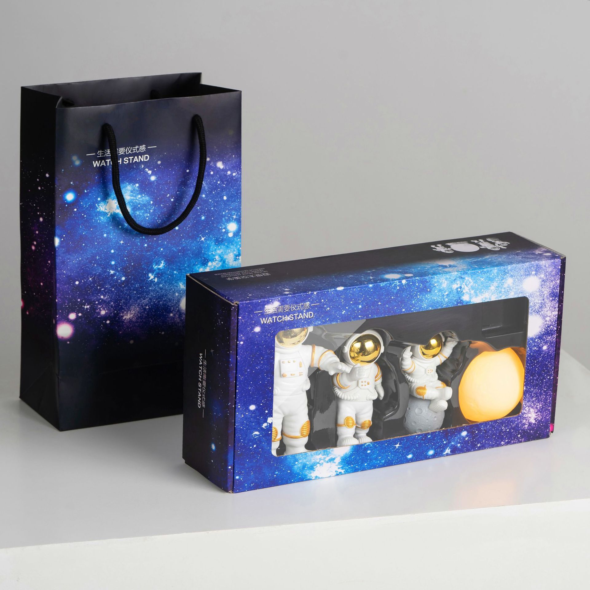 Caja de regalo dorada de tres piezas con trompeta y luna amarilla.