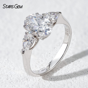 Bague à trois pierres en or blanc 10K avec diamant ovale de 2 carats couleur D et pierres latérales en forme de poire de 4x6 mm pour femme - Product Image 2