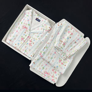 طقم بيجامة نسائية مخصص من قطعتين، ناعم ومخطط بطباعة فيونكة، من القطن المطوي والشاش العميق المجعد - Product Image 4