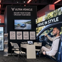 Stand de salon professionnel personnalisé 10x20 avec enseigne lumineuse LED, étagères, comptoir rétroéclairé et espace de rangement pour la SEMA Show