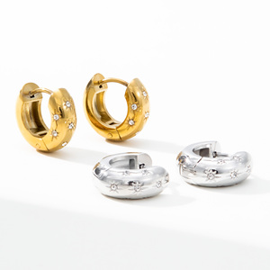 YF8280 Orecchini a Cerchio Minimalisti e Trendy in Acciaio Inossidabile Placcato Oro PVD con Zirconi e Stella a Otto Punte per Donne - Product Image 5