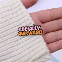 En gros, Broches en métal personnalisées, émaillées bicolores avec lettres, mignonnes, à thème social créatif 'Socialement Inquiétant', badges et broches