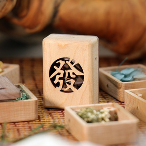 Pendentif diffuseur d'aromathérapie Mahjong ajouré en bois massif pour grille d'aération de voiture, conception magnétique, pour la maison, le bureau, ou comme cadeau - Product Image 2