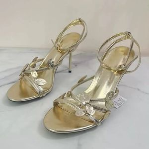 Sandalias de Moda Doradas Brillantes para el Verano, Tacones Dorados con Punta Abierta para Mujer - Product Image 1