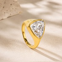 Bague en acier inoxydable plaqué or 18 carats PVD, avec grand triangle irrégulier sans ternissement et sertissage clos de zircone cubique, vente en gros