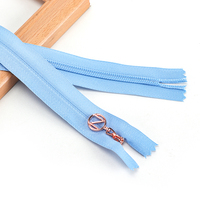 Fermeture à glissière en nylon à double curseur écologique personnalisée avec logo de marque pour les vêtements de manteaux en matière plastique avec contraste de couleur