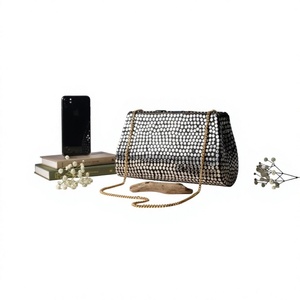 Sac à main de luxe en nacre naturelle avec chaîne amovible - Product Image 1