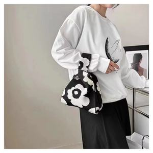 Sac fourre-tout élégant en tricot pour femme, sac à main portable avec pochette à nœud, idéal pour le shopping - Product Image 3