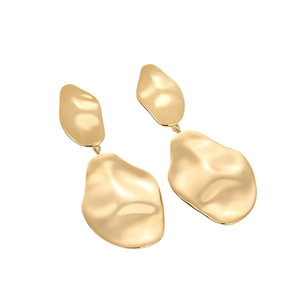 Pendientes de Metal Líquido SJ de Lujo Discreto, Pendientes Irregulares Martillados <span class=keywords><strong>en</strong></span> Oro y Plata, Pendientes con Textura de Lava <span class=keywords><strong>Irregular</strong></span> - Product Image 2