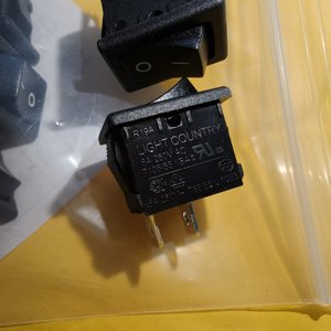 Interruptores basculantes SPST de encendido/apagado DF Light Country de 19x13 mm RA12KKFT0F de 2 pines, venta directa de fábrica - Product Image 1