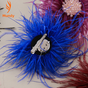 Spilla in Piume di Struzzo Naturali - Perfetta per Look Rinascimentali, Spose, Costumi di Scena, Celebrazioni di Compleanno, Sfilate di Moda - Product Image 6