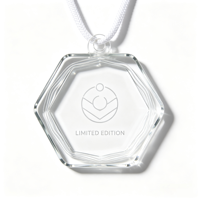 Médaille personnalisée en acrylique transparent écologique avec motif de dessin animé, plaque commémorative avec impression dorée et cordon, OEM ODM