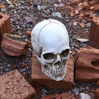 Figurine d'Halloween : Décoration en résine pour une ambiance effrayante, ornement de fête pour maison hantée, accent gothique sinistre