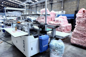 ระบบการผลิตปลอกหมอนกึ่งอัตโนมัติพร้อมการตัดแต่งและเย็บขอบอัตโนมัติสำหรับสายการผลิตสิ่งทอภายในบ้าน - Product Image 6