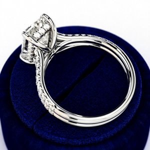 Anillo de Compromiso con Diseño Moderno, Corte Esmeralda, Diamante Cultivado en Laboratorio de 3 Quilates, con Halo Oculto en Pavé, en Oro de 14k/18k - Product Image 5