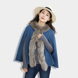 Mantella di Lusso in Misto Lana per <span class=keywords><strong>Donna</strong></span> <span class=keywords><strong>con</strong></span> Collo in Pelliccia Sintetica, Elegante Poncho Lavorato a Maglia, Mantello Invernale - Product Image 1