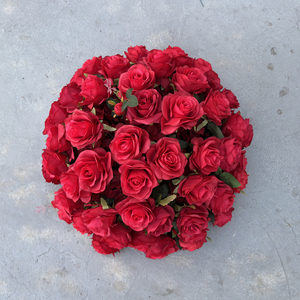 Boule de fleurs artificielles personnalisée faite à la main, rose rouge en soie, 60 cm, grande composition pour centre de table de mariage ou d'événement - Product Image 4