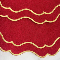 Napperon carré en tissu brodé à bordure dorée ondulée rouge, linge de table festonné pour la décoration de mariages et banquets de restaurant