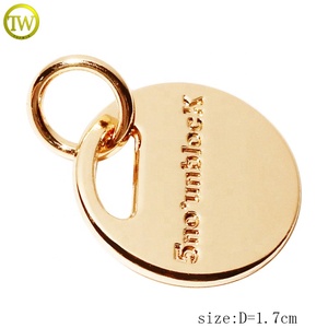 Breloques personnalisées en métal doré <span class=keywords><strong>de</strong></span> forme ronde avec logo gravé, accessoires <span class=keywords><strong>de</strong></span> bracelet, breloques <span class=keywords><strong>de</strong></span> <span class=keywords><strong>marque</strong></span>, vente en gros - Product Image 2