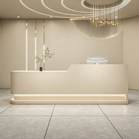 Bureau de réception moderne personnalisé de style crème avec design angulaire et éclairage LED pour spa, salon de beauté, boutique