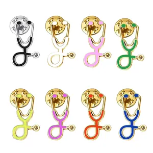 Alfileres de solapa de esmalte duro suave personalizados al por mayor Doctor enfermera anatomía corazón neurología insignia broche Metal médico estetoscopio Pin